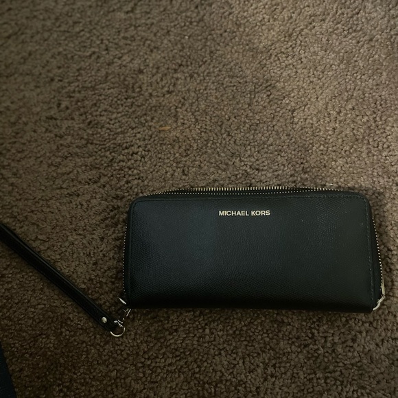 Like new Michael kors wallet - Picture 2 of 2